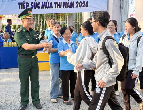 Cán bộ Đồn Biên phòng Vĩnh Nguơn trao thức ăn nhanh và nước uống cho học sinh Trường THPT Châu Thị Tế (phường Vĩnh Tế) trước giờ vào phòng thi.