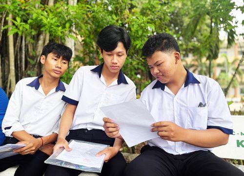 Thí sính tại điểm thi Trường THPT Hòn Đất, xã Hòn Đất, trao đổi trước khi thi môn Toán. Ảnh: MI NI