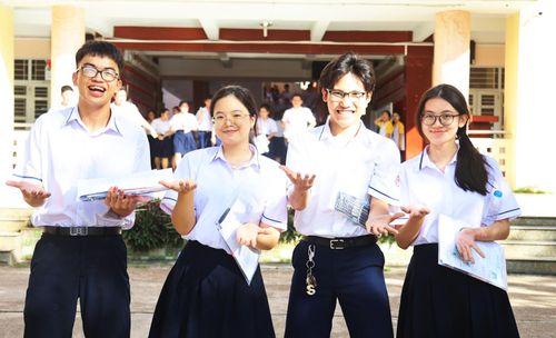 Thí sinh tại điểm thi Trường THPT chuyên Huỳnh Mẫn Đạt, phường Rạch Giá phấn khởi sau buổi thi môn Toán. Ảnh: BÍCH TUYỀN