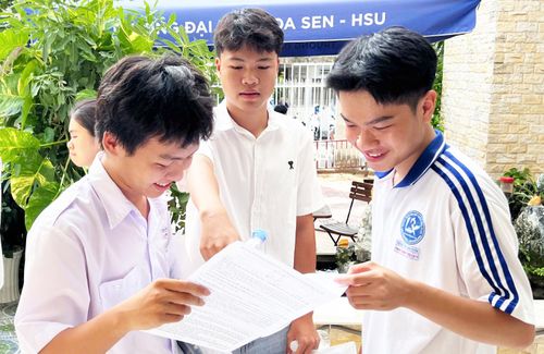 Thí sinh trao đổi kết quả sau khi thi môn toán. Ảnh: NGUYỄN HƯNG