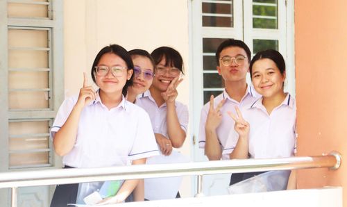 Thí sinh tại điểm thi Trường THPT chuyên Huỳnh Mẫn Đạt, phường Rạch Giá tự tin bước vào buổi thi môn toán. Ảnh: BÍCH TUYỀN