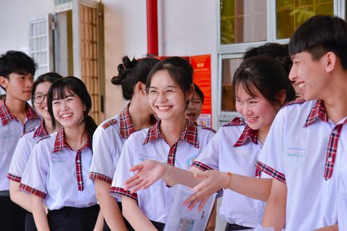 Các thí sinh tại điểm thi Trường THPT Thoại Ngọc Hầu, xã Giang Thành, phấn khởi, tự tin trước buổi thi môn Toán. Ảnh: THANH NHÃ