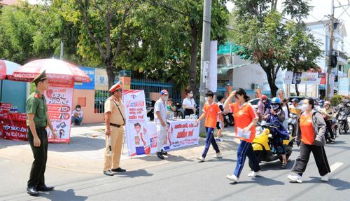 Lực lượng Cảnh sát giao thông Công an tỉnh An Giang đảm bảo an toàn giao thông tại điểm thi Trường THPT Nguyễn Hiền. Ảnh: NGUYỄN HƯNG