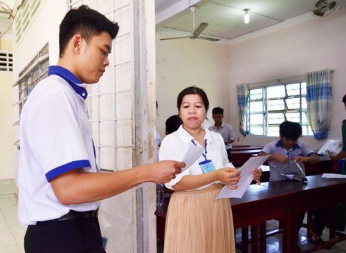 Thí sinh làm thủ tục vào phòng thi môn Toán tại điểm thi Trường THPT Hòn Đất, xã Hòn Đất. Ảnh: MI NI