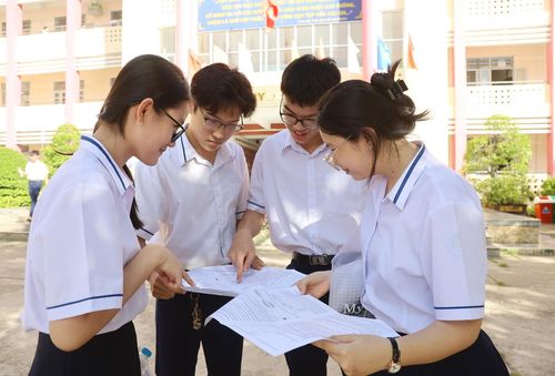 Thí sinh tại điểm thi Trường THPT chuyên Huỳnh Mẫn Đạt, phường Rạch Giá, trao đổi sau giờ thi môn Toán. Ảnh: BÍCH TUYỀN