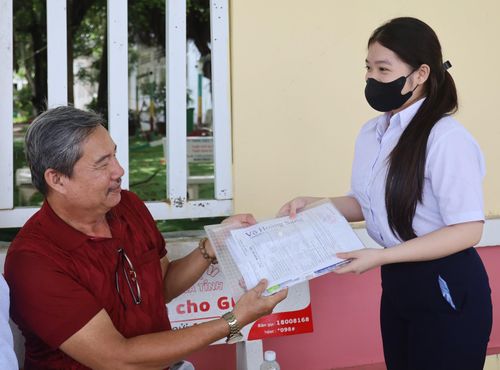 Học sinh Trường THPT Phó Cơ Điều, phường Rạch Giá, gửi lại sơ mi đựng vật dụng cho giáo viên giữ hộ. Ảnh: BÍCH TUYỀN