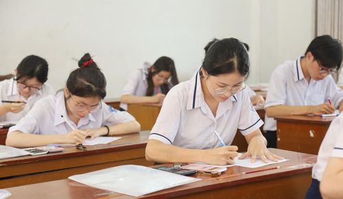 Thí sinh tại điểm thi Trường THPT chuyên Huỳnh Mẫn Đạt, phường Rạch Giá ghi thông tin vào phiếu làm bài thi trắc nghiệm môn toán. Ảnh: BÍCH TUYỀN