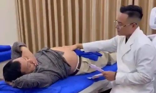  Bác sĩ giả Đỗ Văn Thắng tư vấn giảm béo cho khách hàng. 