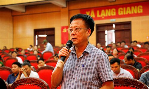  Cử tri phát biểu ý kiến tại hội nghị. 