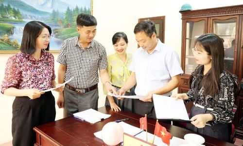 Cán bộ, chuyên viên Phòng Văn hóa - Xã hội phường Quế Võ lên kế hoạch tuyên truyền về sắp xếp tổ dân phố.