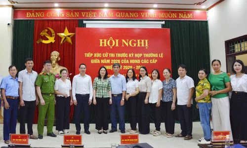  Các đại biểu HĐND tỉnh với cử tri xã Yên Phong. 