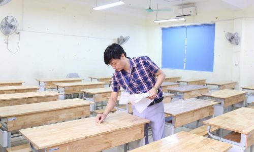  Giám thị đánh số báo danh tại điểm thi Trung học phổ thông Hoàng Quốc Việt. 