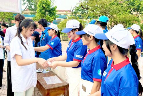  Lực lượng tình nguyện hỗ trợ thí sinh tại điểm thi Trung học phổ thông Hiệp Hòa số 1 (xã Hiệp Hòa). 