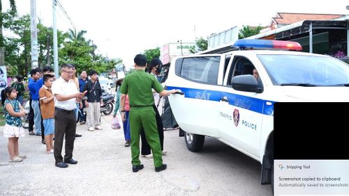 Lực lượng công an dùng xe chuyên dụng đưa thí sinh Nguyễn Thị T. đến đúng điểm thi trước giờ phát đề. Ảnh: H.N