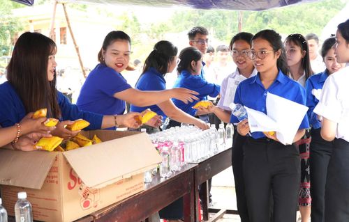 Đoàn viên, thanh niên tiếp sức mùa thi tại điểm thi Trường THPT Tây Giang. Ảnh: HỒ QUÂN