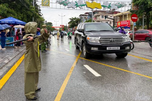 Lực lượng chức năng thực hiện phân luồng giao thông, đảm bảo an toàn tại khu vực điểm thi.