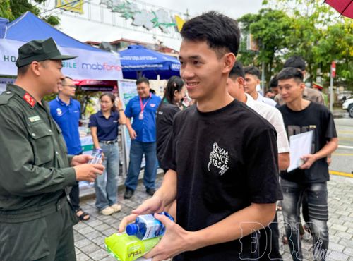 Thí sinh được "tiếp lửa" từ những đội hình tình nguyện.