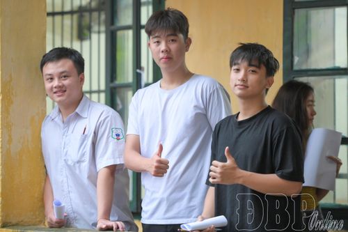 Thí sinh thể hiện quyết tâm trước khi bước vào môn thi đầu tiên.
