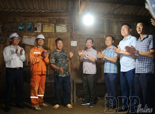 Tháng 7/2025, người dân bản Huổi Háo, xã Búng Lao lần đầu được sử dụng điện lưới quốc gia từ chương trình "Bừng sáng Điện Biên", đồng thời cam kết sẽ sử dụng điện tiết kiệm.