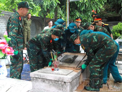 Mỗi thao tác khai mở phần mộ, lấy mẫu sinh phẩm đều được thực hiện với sự kính trọng và trách nhiệm cao nhất.