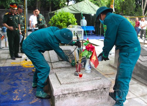 Tiến hành quy trình khai quật mộ liệt sĩ tại Nghĩa trang Liệt sĩ xã Tuần Giáo.