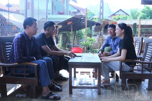 Cán bộ xã Na Son tuyền tuyền vận động người dân đồng tình với phương án hỗ trợ bồi thường của Nhà nước để bàn giao mặt bằng cho Dự án Nhà máy điện mặt trời Điện Biên 1.