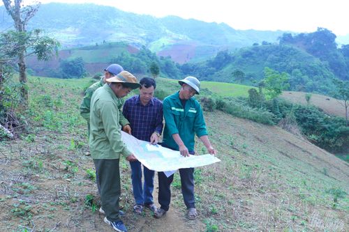 Cán bộ Phòng kinh tế xã Na Son phối hợp với cơ quan chức năng, người dân thực hiện công tác rà soát, đo đạc quy chủ diện tích đất thuộc Dự án Nhà máy điện mặt trời Điện Biên 1.