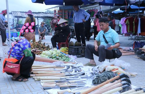 Xã Na Son bước đầu phát triển du lịch gắn với quảng bá giới thiệu các sản phẩm nông sản địa phương. Trong ảnh: Người dân trao đổi mua bán, tại chợ phiên Keo Lôm vào thứ 7 hằng tuần.