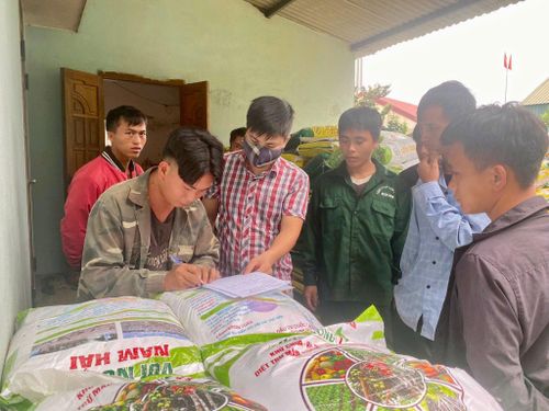Nông dân nhận phân bón chuẩn bị sản xuất vụ mùa.