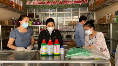 Lực lượng chức năng kiểm tra cơ sở kinh doanh thuốc BVTV trên địa bàn phường Mường Thanh.