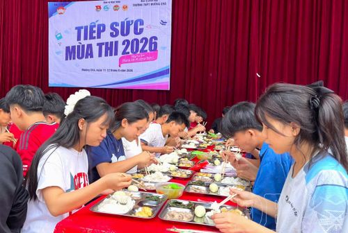 Thí sinh tại điểm thi Trường THPT Mường Chà được hỗ trợ bữa ăn miễn phí trong những ngày thi.