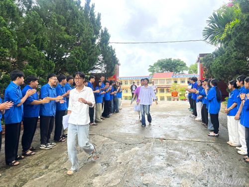 Thí sinh tự tin rời điểm thi sau khi hoàn thành môn thi văn.