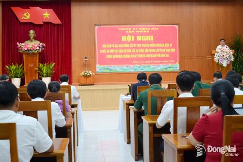 Cán bộ, công chức Văn phòng Thành ủy và lãnh đạo các ban Đảng dự hội nghị sơ kết 1 năm vận hành bộ máy của hệ thống văn phòng cấp ủy. Ảnh: Phương Hằng