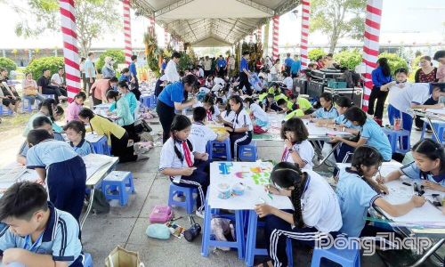 Đông đảo các “cây cọ nhí” tham gia cuộc thi vẽ tranh.