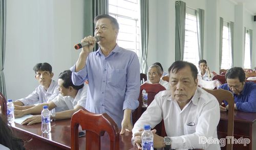 Cử tri phát biểu ý kiến.