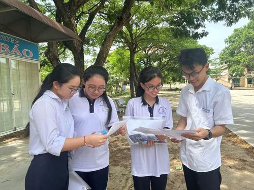  Sĩ tử điểm thi Trường THPT Hùng Vương (phường Quy Nhơn Bắc) thảo luận về đề thi. Ảnh: Thảo Khuy 