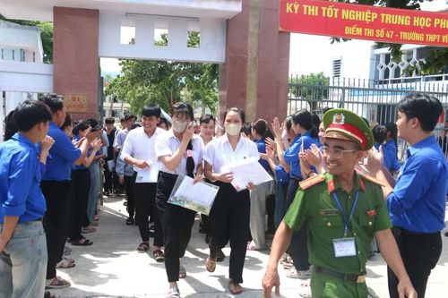  Các thí sinh đầu tiên bước ra khỏi điểm thi Trường THPT Vĩnh Thạnh sau môn thi Ngữ văn. Ảnh: Quang Tấn 
