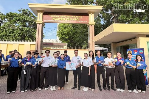 Lãnh đạo Tỉnh đoàn - Hội Sinh viên Việt Nam tỉnh thăm, động viên đội tình nguyện tại Trường THPT Nguyễn Văn Trỗi (phường Nha Trang).