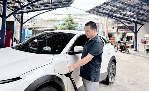 Người dân sạc điện tại trạm sạc trên địa bàn phường Lương Văn Tri