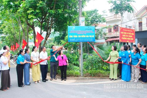 Các đại biểu kéo băng khánh thành công trình “Con đường hoa phụ nữ” chào mừng Đại hội đại biểu toàn quốc MTTQ Việt Nam và các tổ chức chính trị - xã hội nhiệm kỳ 2026 - 2031