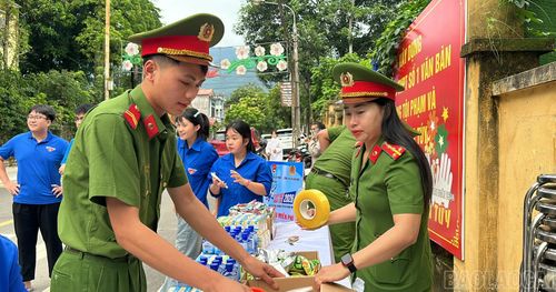 Chiến sĩ công an chuẩn bị đồ ăn miễn phí cho thí sinh.