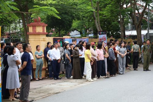 Các thí sinh bước vào phòng thi trong sự động viên, khích lệ và những lời chúc tốt đẹp từ thầy cô, cha mẹ và bạn bè.