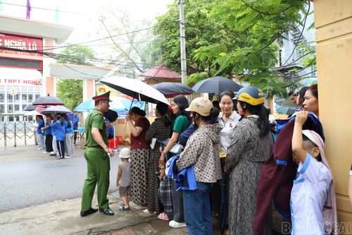 Lực lượng chức năng làm nhiệm vụ, góp phần bảo đảm an ninh, trật tự và hỗ trợ thí sinh tại điểm thi.