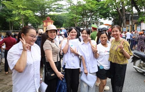 Các thí sinh hoàn thành buổi thi đầu tiên trong sự động viên, đồng hành của các lực lượng chức năng, tình nguyện viên, thầy cô, cha mẹ và bạn bè.