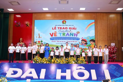 Ban Tổ chức trao giải cho các tác phẩm xuất sắc tại Cuộc thi vẽ tranh thiếu nhi chào mừng Đại hội Hội Liên hiệp Thanh niên Việt Nam tỉnh Lào Cai lần thứ I, nhiệm kỳ 2026 - 2029.