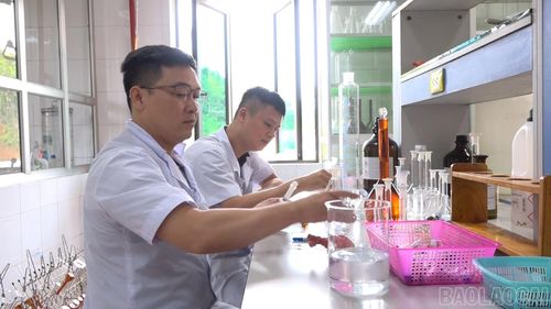 Trung tâm Kiểm nghiệm, Sở Y tế tỉnh lấy mẫu mỹ phẩm.