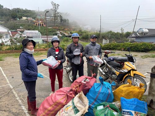 Người dân xã Xuân Trường - Đà Lạt tham gia chương trình “Đổi rác lấy quà”, góp phần nâng cao ý thức phân loại, thu gom rác thải và bảo vệ môi trường