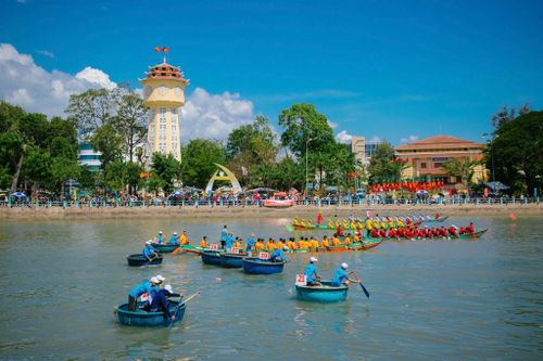 Lễ hội Đua thuyền trên sông Cà Ty