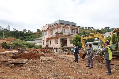 Lãnh đạo phường Cam Ly - Đà Lạt trực tiếp gặp gỡ người dân để lắng nghe, tuyên truyền, vận động giải phóng mặt bằng thực hiện Dự án đường vành đai Đà Lạt