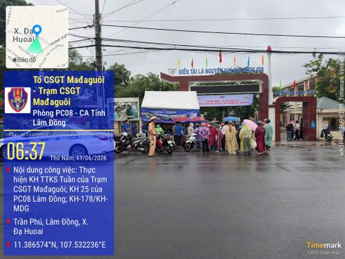 Lực lượng CSGT Lâm Đồng làm nhiệm vụ bảo đảm an toàn giao thông tại Điểm thi Trường THPT Trường Chinh, xã Nhân Cơ